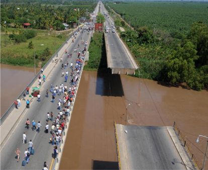 One of the lanes of 'La Democracia' bridge over the Ulua river, built by the French in 1963, had its central section collapsed due to an eartquake May 28, 2009 in El Progreso, 270 km north of Tegucigalpa.