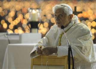 Pope Benedict Prays the Rosary at Fatima