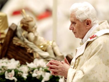 Pope Benedict XVI urged priests to spend more time with potential married couples.