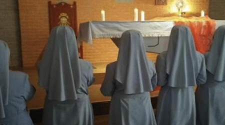 nuns at prayer