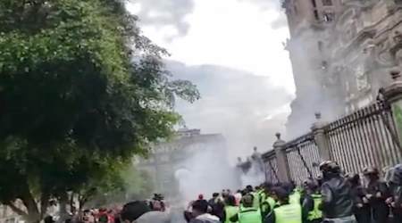 A gang of radical feminists attempted to set fire to the metropolitan Catholic cathedral in Mexico City.