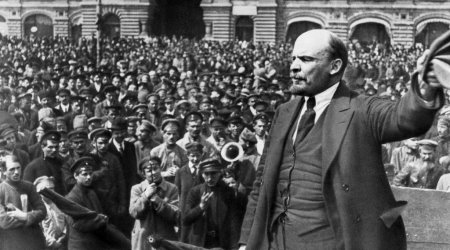 Lenin speaks to a crowd