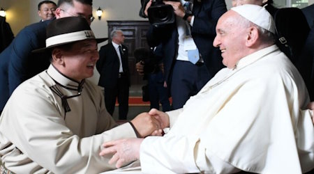 Pope Francis greets Mongolian President Ukhnaagiin Khürelsükh, September 2023.