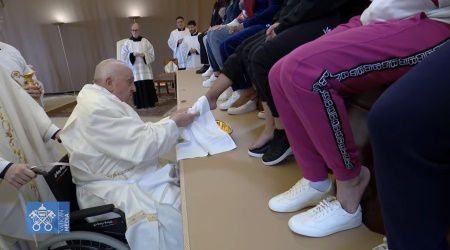 Francis washes feet of 12 women